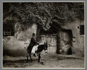 Auf einem Esel reitender Mann in Pitigliano, Toskana
