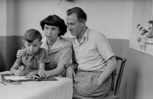 Künstlerin Elisabeth Holz-Averdung : Porträt von Elisabeth Holz-Averdung mit Familie (?)