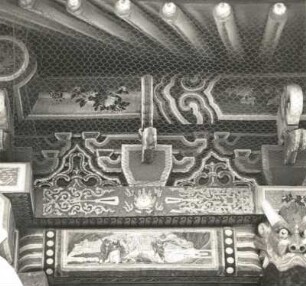 Ulan Bator. Tempelpalast des Tschoidschin-Lama (1910). Schnitzwerk am Kraggebälk mit Darstellungen aus der Mythologie