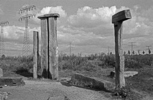 Berlin-Pankow : In Berlin-Pankow, Malchow (Margaretenhöhe/Wartenberg); Michael Arenz "Dass es in Berlin (Malchow) auch ein "Stonehenge" gibt, nur nicht ganz so prächtig wie die Anordnung in England, hast du mit deinem Foto eindrucksvol bewiesen. Die Berliner waren also in der Frühsteinzeit auch schon schwer auf Zack, sie machten nur nicht so viel Aufhebens davon wie die Tommies."