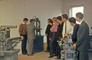 Kreisberufsschule [Ahrensburg]: Hermann-Löns-Straße: Innenaufnahme: Unterrichtsraum für Metallberufe: Werkzeugmaschinen, Auszubildende, Lehrer
