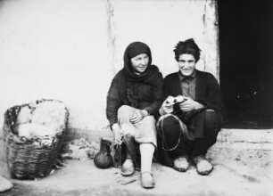 Junges Balkarenpaar vor ihrem Haus in Naltschik, links ein Korb mit Schafwolle