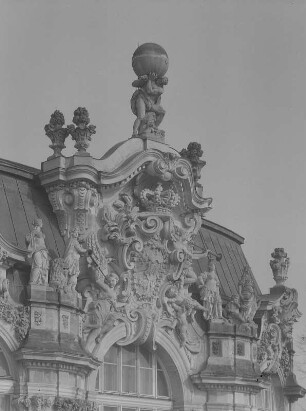 Dresden. Zwinger, Wallpavillon, Obergeschoß mit Mittelkartusche und Herkules Saxonicus