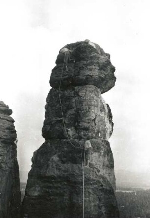 Sächsische Schweiz. Pfaffenstein, Barbarine. Seilschaft Karlheinz Gonda an der Talseite (VIIc)