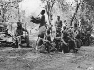 Nordrhodesien (heute: Samibia). Tanz- und Musikaufführung vor einem der Expeditionsmitglieder, 1931