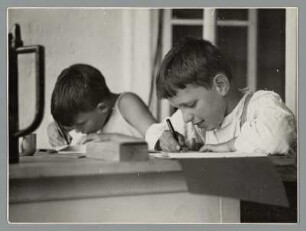 Zwei Schüler beim Schreiben im Klassenzimmer