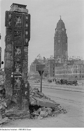 Dresden. Blick von der Ruine der Mohrenapotheke gegen neues Rathaus und Gewandhaus
