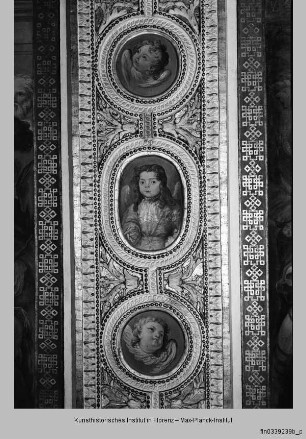 Ausmalung des Oratorio della Santissima Trinità : Wanddekoration : Engelköpfe in den Medaillons der Pilaster