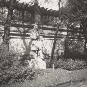 Leibniz, Gottfried Wilhelm von : Statue Gottfried Wilhelm von Leibniz vor der Fassade der Universiätsbibliothek (Sandstein, um 1890). Leipzig, vor der Universitätsbibliothek (Kriegsverlust)