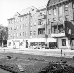 Berlin-Schöneweide, Schnellerstraße 108/109. Wohnhäuser mit Läden (um 1925, nach 1995 saniert). Straßenansicht von Südosten