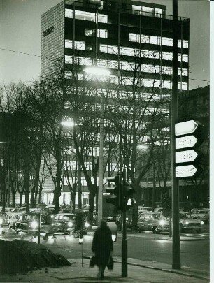 Hamburg-Neustadt. Esplanade bei Nacht. Im Hintergrund das IBM-Hochhaus