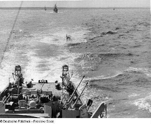 Deutschland . Nationale Volksarmee - Seestreitkräfte. Kampfschiffe in Kiellinie, Blick von Bord auf Gischt der Heckwelle und zwei folgende Schiffe