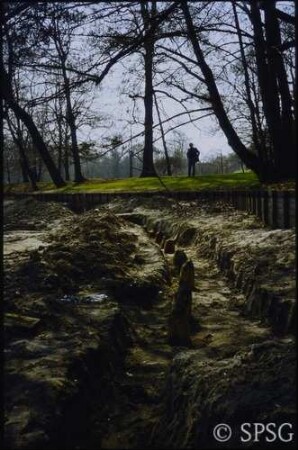 Berlin, Schlossgarten Charlottenburg, Umgebung Karpfenteich, Sanierungsarbeiten am Karpfenteich, Kurvung der westlichen Spundwand von Norden.