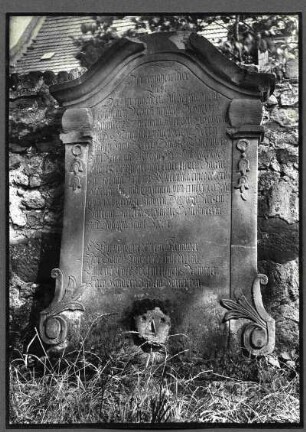 alter Friedhof. Grabstein des Joh. Jak. Becker, Gasthalter zu Berg und Mitgl. des Stadtgerichtes, 1787