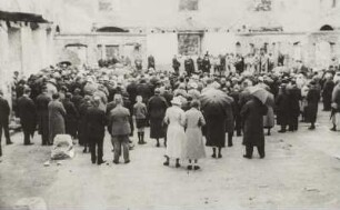Gottedienst in der Ruine der Dorfkirche nach dem Brand vom 23.03.1935