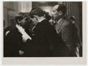 Anthony Eden und Oberst Józef Beck während eines Treffens im Völkerbund in Genf. links: Walters (britischer Untersekretär im Völkerbund), rechts: Oberst Józef Beck, mitte: Anthony Eden