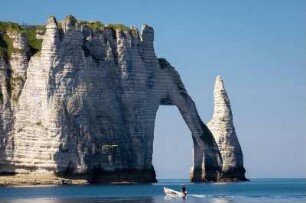 Frankreich. Haute Normandie. Seine Maritime. Etretat. Kreidefelsen und Fischerboot
