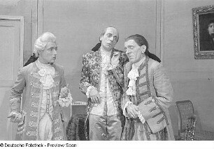 Szenenbilder eines Theaterstücks mit Walter Schramm : Sommer 1947