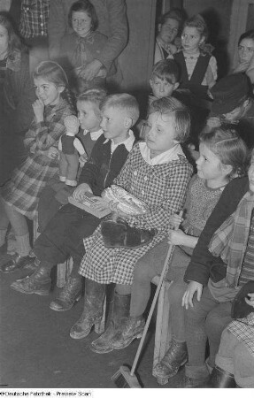 Kinder während einer Weihnachtsfeier