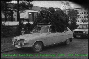 Transport von Christbäumen auf dem Gelände des Kernforschungszentrums Karlsruhe (KfK)