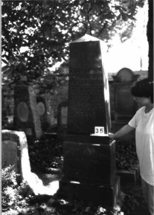 Grabstein 35 (Index: 100081731) Material: Granit, Sandstein (unterer Sockelteil) Zustand: gut Maße HxBxT: 205x60x28 cm Beschreibung: Obelisk, getreppter Sockel Steinmetz: Löffler: Grabstein 35