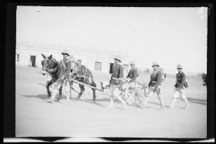 Nador (Marokko): Gebirgsartillerie [des spanischen 10. Kavallerie-Regiments "Alcántara" (?)] in hellgestreiften Uniformhosen, dunklen Uniformjacken und Tropenhelmen und mit einem ein Maschinengewehr ["das neue Schneidergeschütz" (?)] ziehenden Pferd