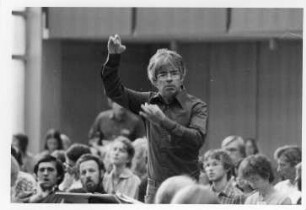 Helmuth Rilling dirigierend während einer Chorprobe