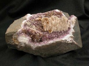 Druse mit Amethyst und Calcit