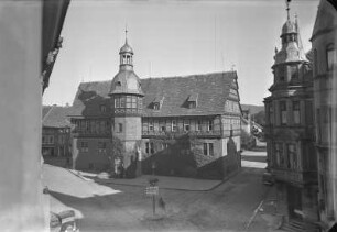 Höxter, Rathaus und Kilianikirche : Höxter, Weserstraße 11. Rathaus (um 1250, Um- und Ausbau 1608/1618). Blick von erhöhtem Standort. Auf dem Vorplatz Straßenlaterne mit Schild "Juden sind in dieser Stadt nicht erwünscht" (Höxter war ab 1936 Garnisonsstandort der Wehrmacht)