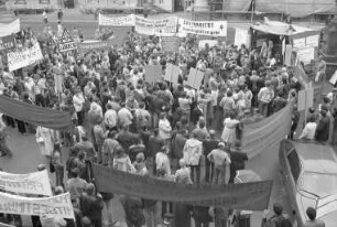 Metallverpackungswerk Schmalbach-Lubeca in der Hardeckstraße 5 in Grünwinkel. Demonstration gegen die geplante Schließung des Werks