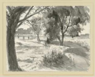 Landschaft mit Bach, Laubbäumen und Brücke, im Hintergrund Gebäude