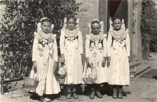 Brautjungfern aus Wittichenau : Kleidung - katholische Tracht. Ort: Kulow / Wittichenau. Katholische Brautjungfern (sorbisch: družki) an Fronleichnam