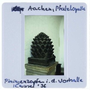 Aachen, Aachener Dom,Aachen, Pfalz,Aachen, Pfalzkapelle : Westwerk, Vorhalle, Pinienzapfen