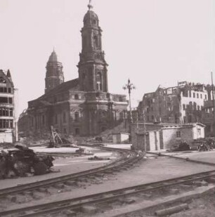 Dresden-Altstadt, Altmarkt. Ansicht mit Gleisen der "Trümmerbahn" gegen Rathausturm und Kreuzkirche