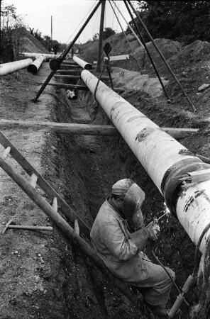 Bau der Zubringerleitung für das neue Raffineriegas zwischen dem städtischen Gaswerk am Meßplatz und Hardtwald.