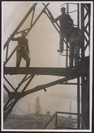 Hafenarbeiter entweder am Überseehafen Bremen oder am Hafen Hamburg
