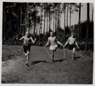 Berlin, Sport und Arbeit im Lazarett, Sport für Beinamputierte, Seilspringen als Vorübung für den Hochsprung (Stumpfturnen)