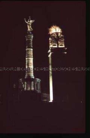 Siegessäule und Pylon mit Feuerschale bei Nacht