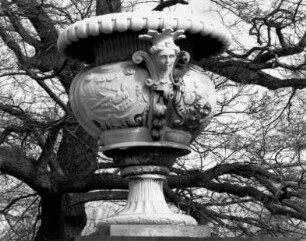 Dresden-Altstadt. Prunkvase (A. Corradini) mit der Darstellung der vier Jahreszeiten, stadtseitiger Eingang der Hauptallee im Großen Garten