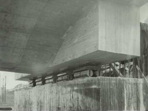 Brückenbauwerk Budapester Straße : Baustelle Brückenbauwerk Budapester Straße (1963-1967; Eckhart Thürmer). Verkehrszug Kleine Plauensche Gasse, Abfahrt. Endquerträger mit Rollenlager (2 Rollenträgerkipplager)