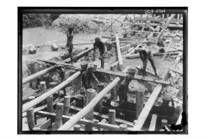 Brückenbau : Südthailand. Arbeiten an der Gründung für einen Brückenbau im Dschungel, 1912/1913