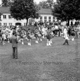 Ahrensburger Schützengilde: Schützenfest und Kreisverbandsfest: Stormarnplatz: vor Bruno-Bröker-Heim: dänische Mädchengarde "Haderslev Pigegarde"
