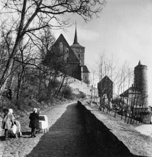 Bautzen. Blick vom Eselsberg auf Michaeliskirche, Mühltor und Alte Wasserkunst