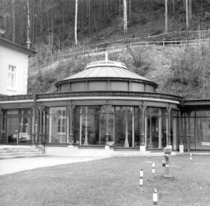 Bad Schandau, Kirnitzschtalstraße 6. Kurgarten. Trinkhalle (auch Brunnenhalle) der Kirnitzschtal-Klinik (um 1895). Straßenansicht. Blick gegen Hang mit Wanderweg