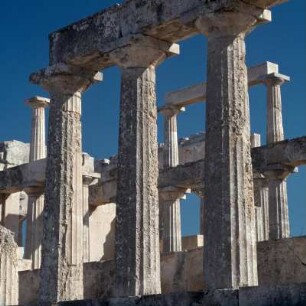 Aigina. Aphaia-Tempel. Säulen und Gebälk von der nördlichen langseite. Säule 5,27m hoch. Kurz nach 486