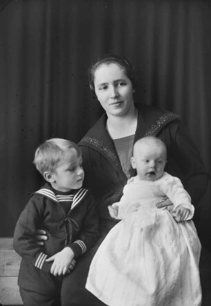Mutter mit ihren zwei Kindern : Mutter mit ihren zwei Kindern
