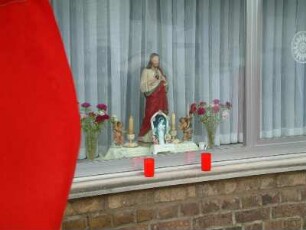 Devotionalien in einem Fenster