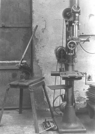 [Bild 10] Handhebelstanze und Vertikal-Bohrmaschine : Heidenau (Kreis Pirna), Rudolf-Breitscheid-Straße 29. VEB Elbtalwerk Heidenau. Handhebelstanze und Vertikal-Bohrmaschine