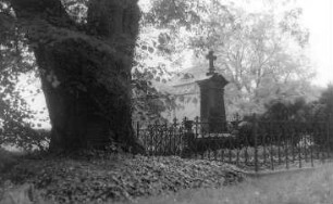 Guttau-Neudorf/Spree. Grabmal Schlerath auf dem Friedhof in Klix, im Hintergrund die Mühle Klix