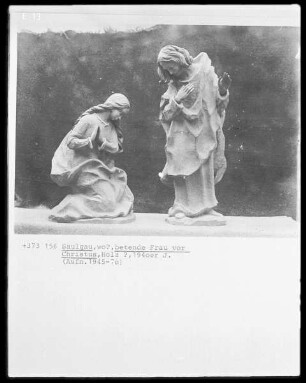 Eine Frau beugt sich vor Christus nieder